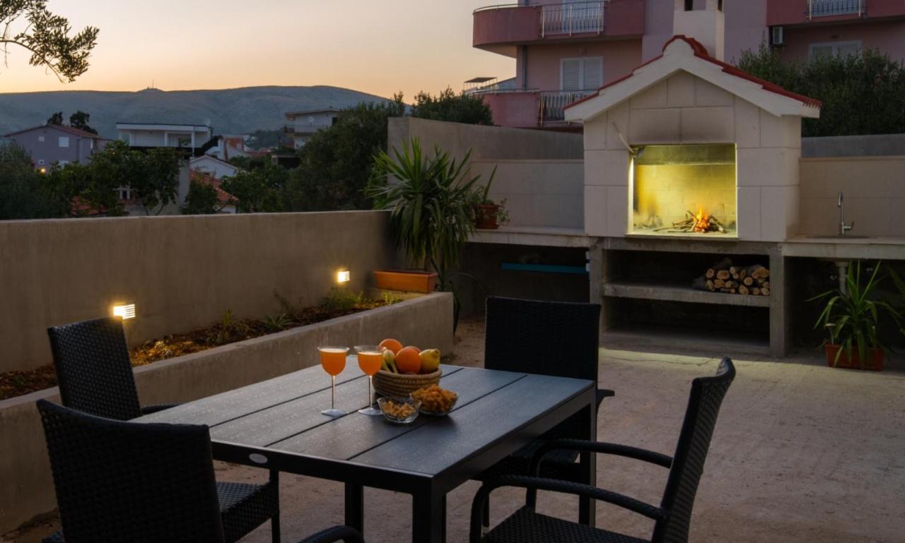 Brand New Aparment With Sea View & Swimming Pool At Ciovo - Villa Fiorentini Trogir Buitenkant foto